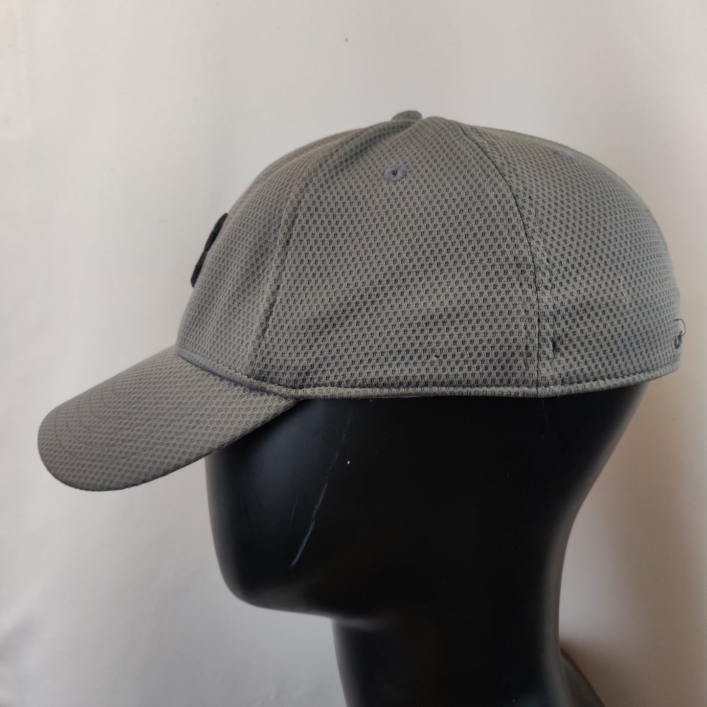 Under Armour Grey Embroidered Baseball Cap Hat Men Unisex Size L / XL