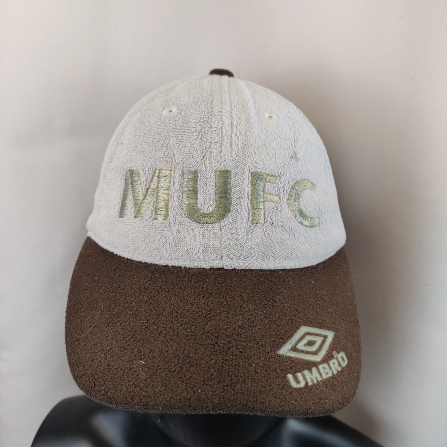 Umbro Manchester United Vintage White Brown Fleece Football Baseball Cap Hat Men