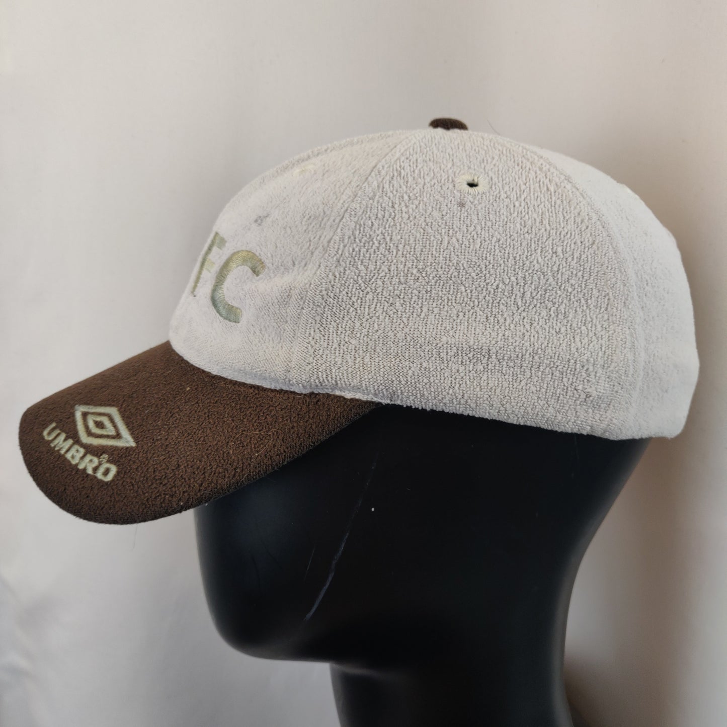 Umbro Manchester United Vintage White Brown Fleece Football Baseball Cap Hat Men