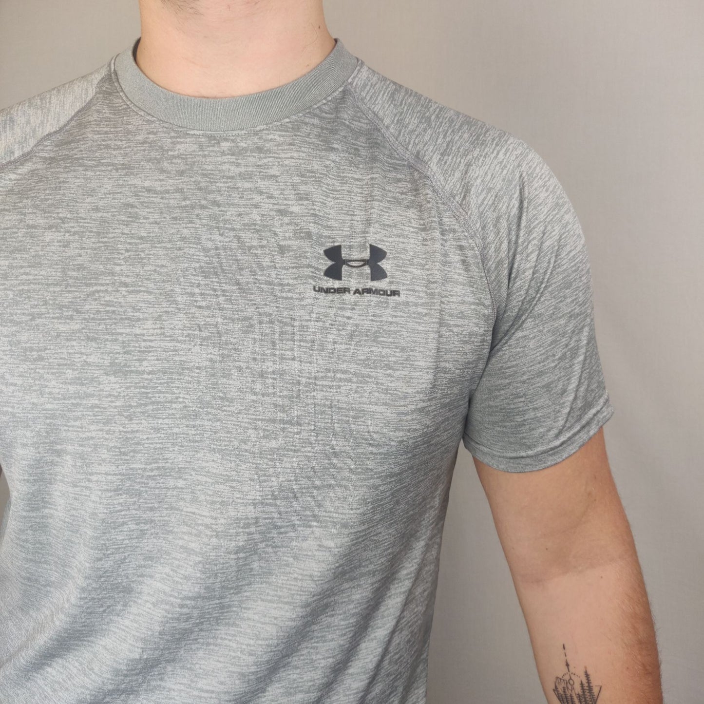 Under Armour Grey  Loose T-shirt Men Size Medium