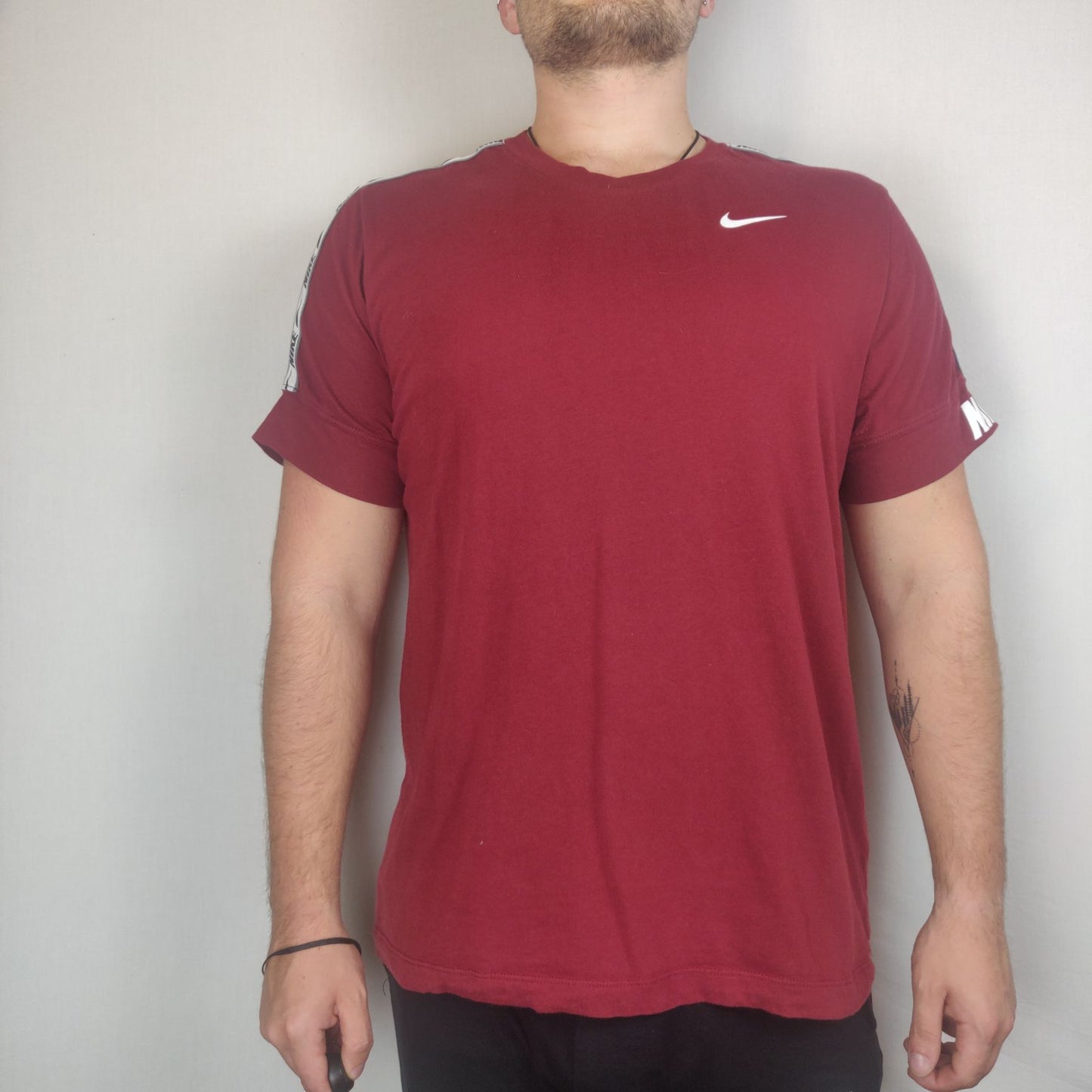 Nike Red T-shirt The Nike Tee Standard Fit Men Size Large